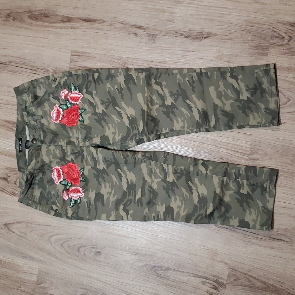 Suko Jeans Camo Print Jeans With Embroidered Flowers Size 10